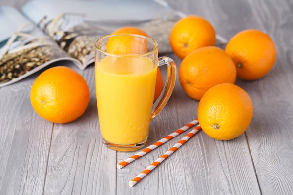 Glas Mit Frischem Orangensaft Mit Frischen Früchten Auf Dunklem Tisch — Stockfoto