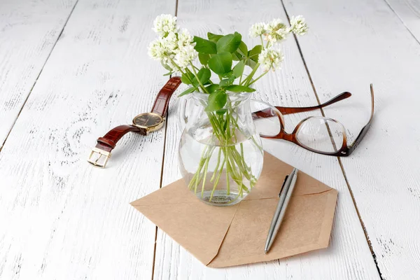 ahşap masa üzerinde cam sürahi beyaz yonca