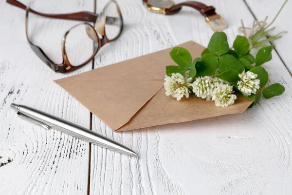 Beyaz yonca zarfta bir yaz mektup konser yatıyor