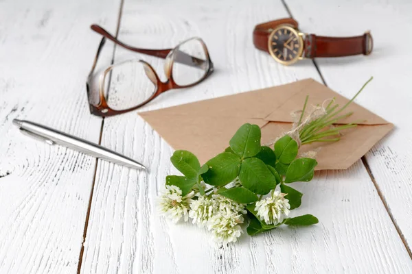 Beyaz yonca zarfta bir yaz mektup konser yatıyor