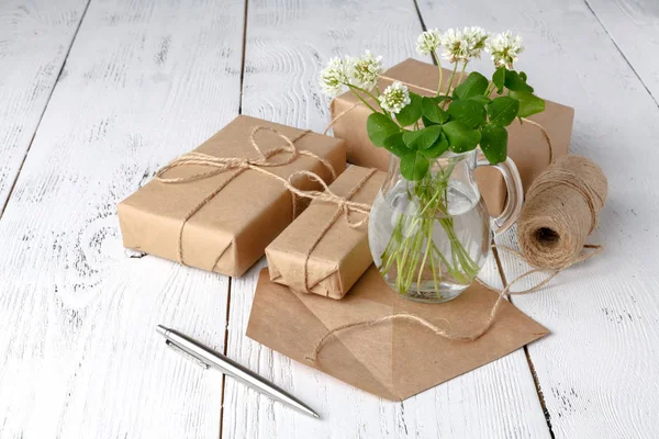 Beyaz yonca zarfta bir yaz mektup konser yatıyor