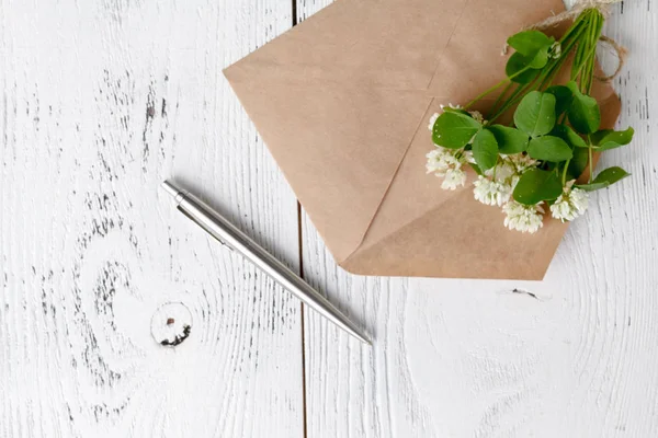 Beyaz yonca zarfta bir yaz mektup konser yatıyor