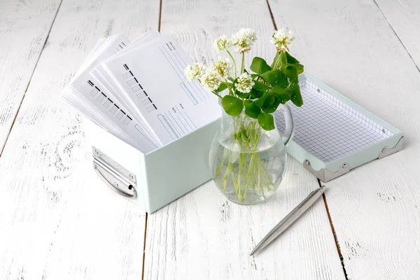 Beyaz yonca zarfta bir yaz mektup konser yatıyor