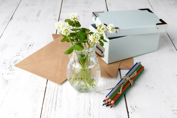 Beyaz yonca zarfta bir yaz mektup konser yatıyor