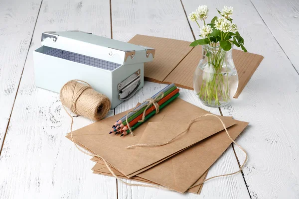 Beyaz yonca zarfta bir yaz mektup konser yatıyor