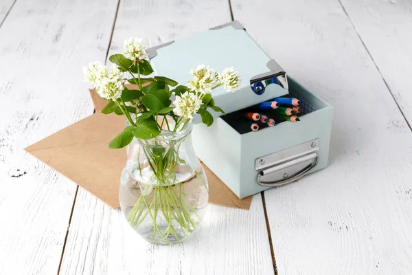 Yaz sanat kavramı, renkli kalemler ile beyaz yonca