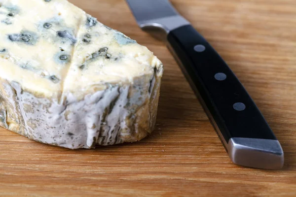 Ahşap arka planda mavi peynir