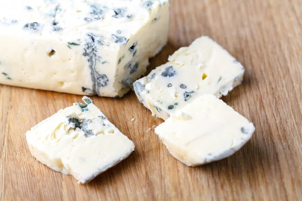 Ahşap arka planda mavi peynir