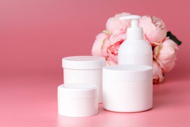 Pembe arka plan üzerinde birkaç Kozmetik şişe mockup