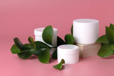 Doğal kozmetik ve pembe bir arka plan yapraklarda