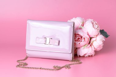 Kadın lady clatch çanta pembe bir arka plan üzerinde