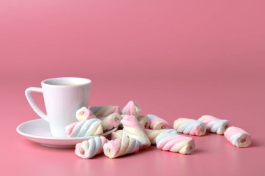 Kahve fincanı ile pembe arka plan üzerinde Amerikan hatmi bükülmüş