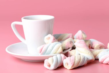 Kahve fincanı ile pembe arka plan üzerinde Amerikan hatmi bükülmüş