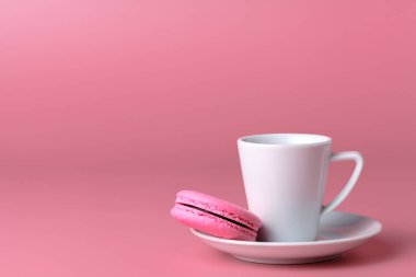 Kahve ile bir pembe acıbadem kurabiyesi