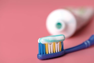 Diş Yapıştır pembe yakın çekim