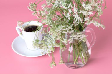 parlak bahar çiçek vazoda demet