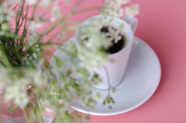 parlak bahar çiçek vazoda demet