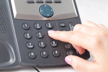 Merkezi veya ofis telefon genel kavram, parmak basın sayı phonepad üzerinde ara