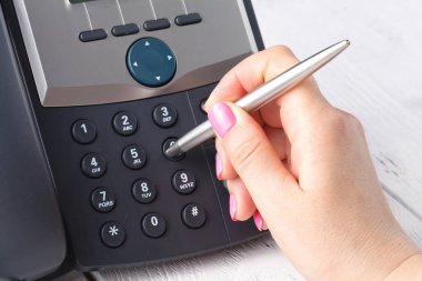 Merkezi veya ofis telefon genel kavram, parmak basın sayı phonepad üzerinde ara