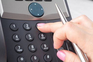 Merkezi veya ofis telefon genel kavram, parmak basın sayı phonepad üzerinde ara