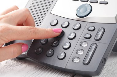 bir insan eli basarak anahtar telefon