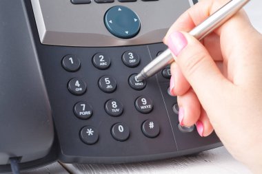 bir insan eli basarak anahtar telefon