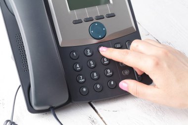 Telefon arama, ilgili kişi ve müşteri hizmet anlayışı. Seçilen odak