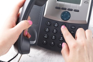 Telefon arama, ilgili kişi ve müşteri hizmet anlayışı. Seçilen odak