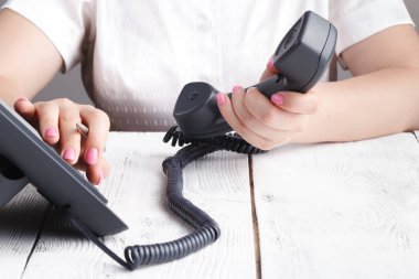 Telefon arama, ilgili kişi ve müşteri hizmet anlayışı. Seçilen odak