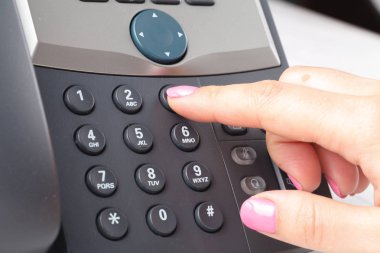 çevirme VoIP telefon ofis, klavye ve monitör ayrıntılı arka plan olarak 