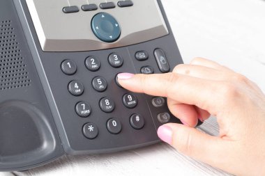 çevirme VoIP telefon ofis, klavye ve monitör ayrıntılı arka plan olarak 