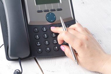 çevirme VoIP telefon ofis, klavye ve monitör ayrıntılı arka plan olarak 