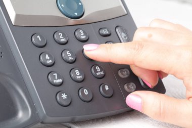 Ofiste bir telefon görüşmesi yapmak için parmak çevirme yakın çekim