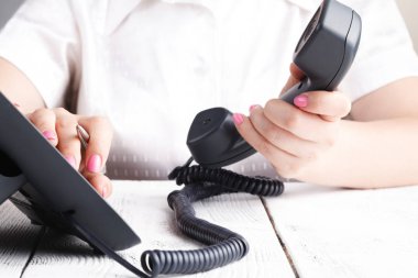 Ofiste bir telefon görüşmesi yapmak için parmak çevirme yakın çekim