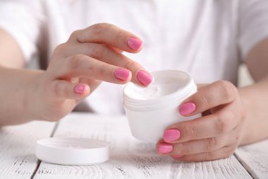 El kremi süren kadın.