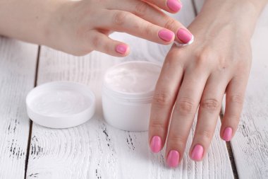 El kremi süren kadın.