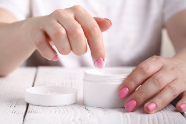 Nemlendirici el closeup çekim. Cilt kremi bir cam kavanoz tutan güzellik kadın