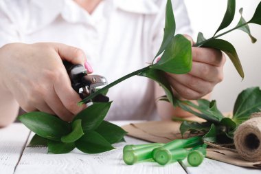 Kadın çiçekçi yapmak buket tablo çalışma süreci