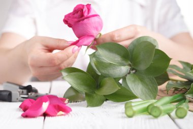 Kadın çiçekçi yapmak buket tablo çalışma süreci