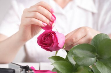 Kadın çiçekçi yapmak buket tablo çalışma süreci