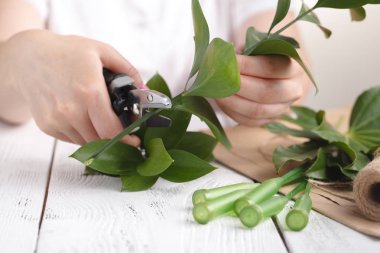 Kadın çiçekçinin yaratıcı çalışma 