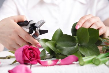 Kadın çiçekçinin yaratıcı çalışma 