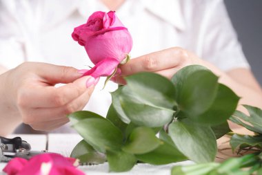 Kadın çiçekçinin yaratıcı çalışma 