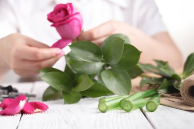 İş yerinde çiçekçi: buket yapmak nasıl