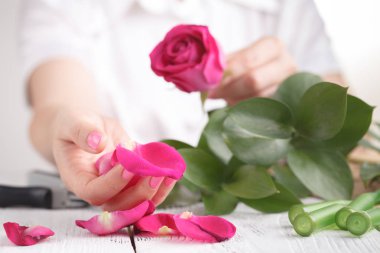 İş yerinde çiçekçi: buket yapmak nasıl