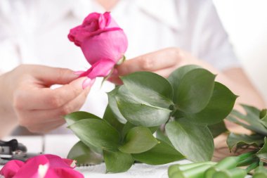 İş yerinde çiçekçi: nasıl Büyükbaba ve Büyükanneler Günü için çiçek düzenleme yapmak.