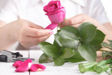 Çiçekçi bir buket yapar.