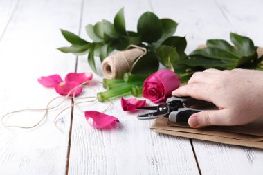 Çiçekçi bir buket yapar.