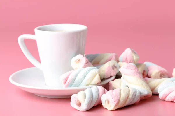 Csavart Amerikai Marshmallow Rózsaszín Háttér Csésze Kávé — Stock Fotó