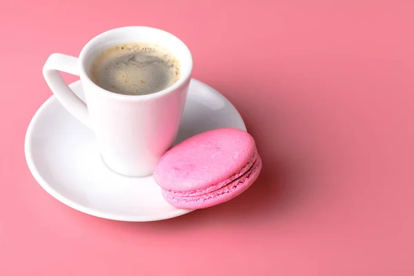 Egy Rózsaszín Macaroon Csésze Kávé — Stock Fotó